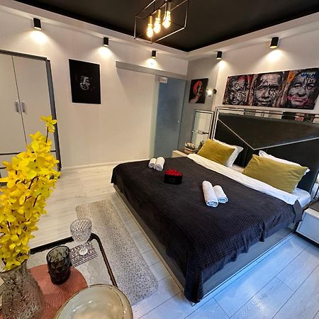 The Fame - Modern Studio In Top Location & Parking Craiova Buitenkant foto