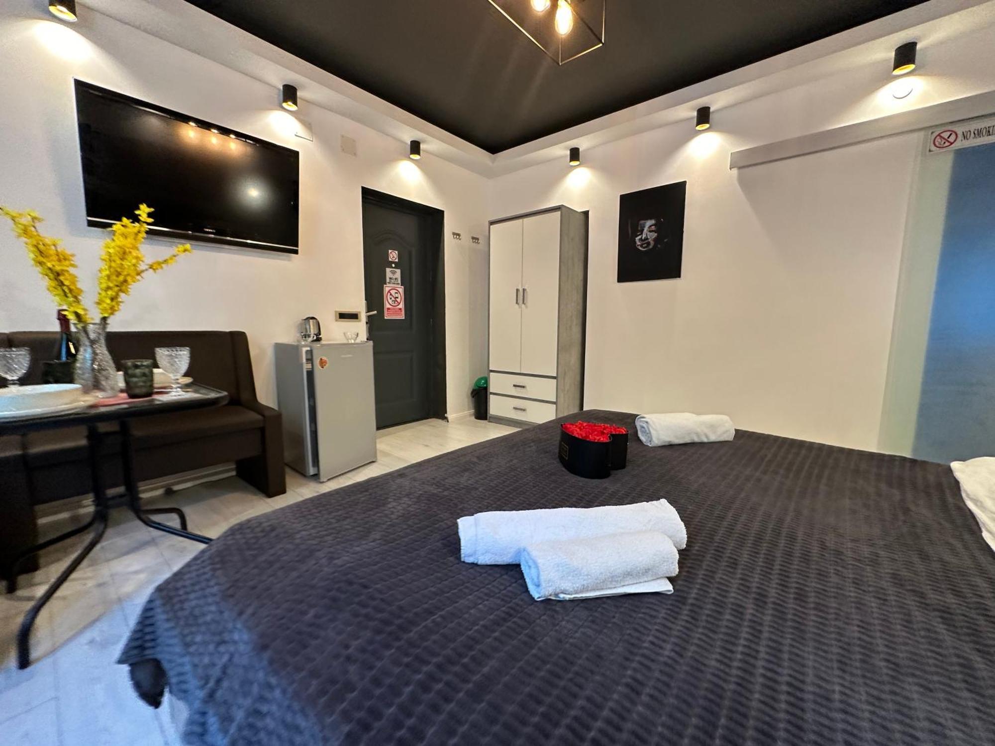 The Fame - Modern Studio In Top Location & Parking Craiova Buitenkant foto
