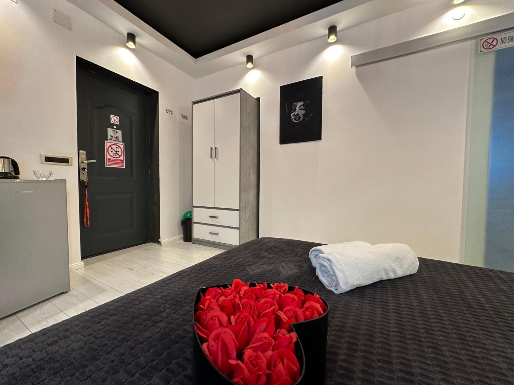 The Fame - Modern Studio In Top Location & Parking Craiova Buitenkant foto