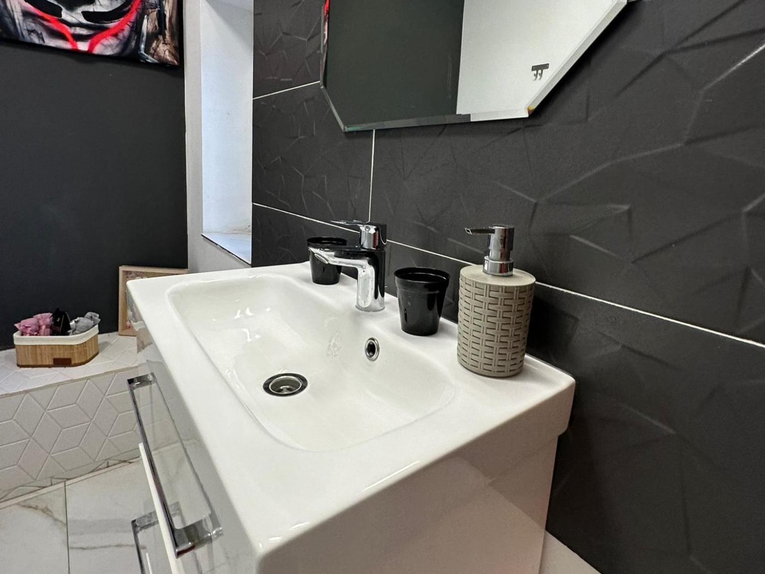 The Fame - Modern Studio In Top Location & Parking Craiova Buitenkant foto